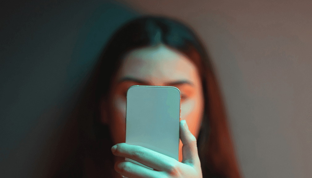 Iemand met een telefoon die op het punt staat een oproep te beantwoorden.